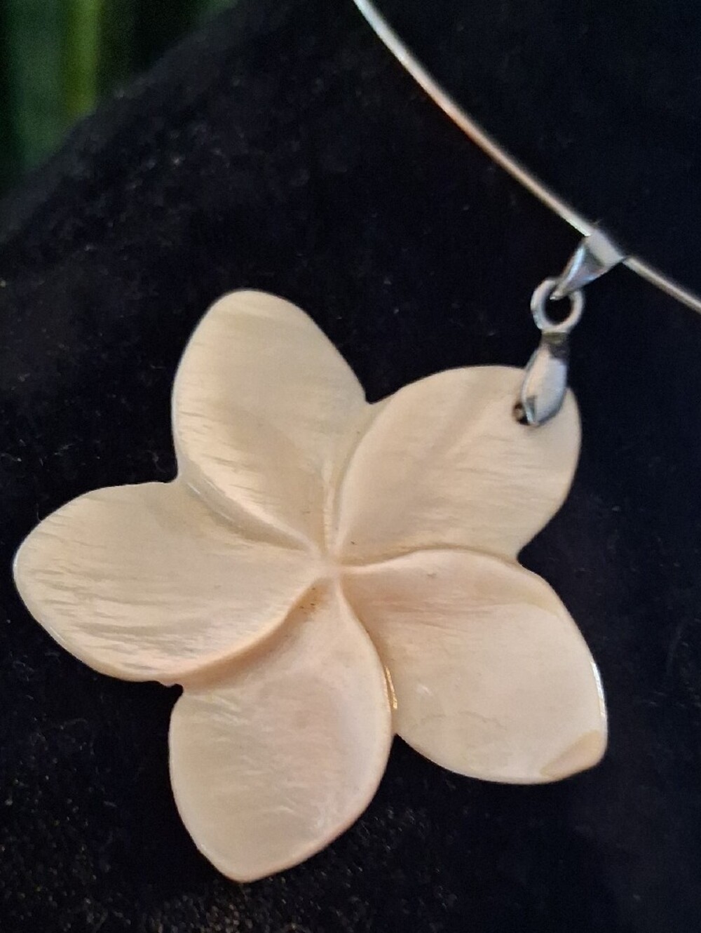 Mother of Pearl Soft Off White Flower Pendant 18k Gp Necklace. 18 In Round - Picture 5 of 8